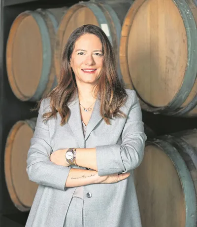 Diageo Türkiye Genel Müdür Bahar Uçanlar sahte içkinin kaynağını rakamlarla anlatıyor: “Resmi rakamlara göre 2023’te piyasaya 9.7 milyon litre etil alkol satıldı. Sayıştay’a göre aynı yıl tıbbi olarak ihtiyaç duyulan etil alkol miktarı sadece 1.5 milyon litre”.&nbsp;“Yaklaşık 8 milyon litre etil alkolün akıbeti meçhul. Yine 2023’te kayıtdışı içki pazarı 8 ila 14 milyon litre. Bu yıl çok konuşuldu ama her yıl buna yakın rakamlarda sahte içki kaynaklı ölümler yaşanıyor. Üzerine de yılda 9 milyar liraya varan vergi kaybı var”